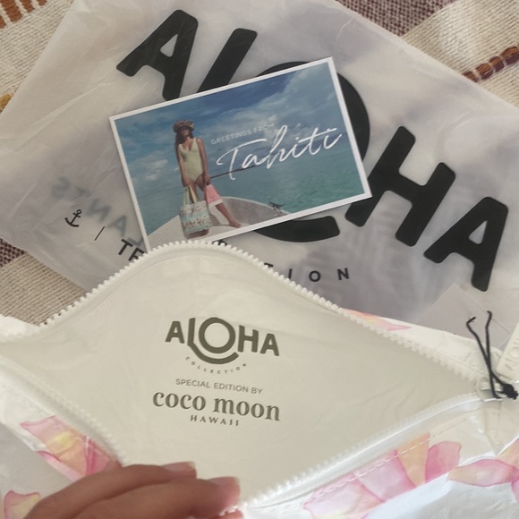 *Discontinued* Aloha Collection/Coco Moon MID Pouch NWT ✨Rare✨ - Picture 4 of 7